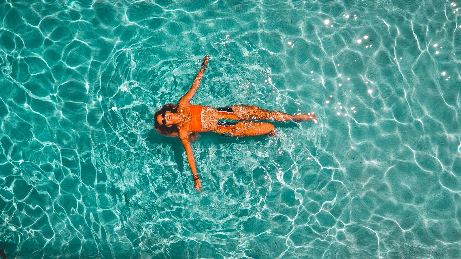 A girl swimming in the swimming pool